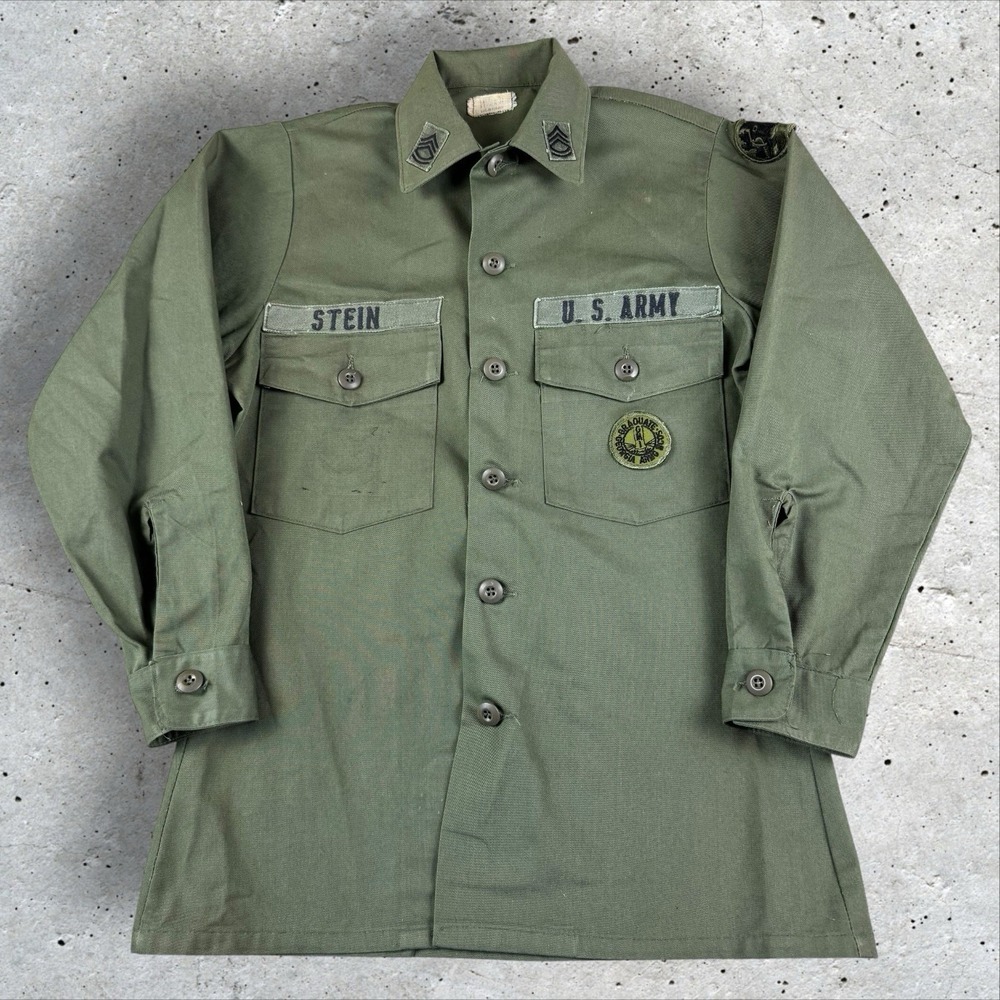 Vintage 70s US Army OG-507 Button Up Shirt Fits Sz Medium Fatigues Patches Named